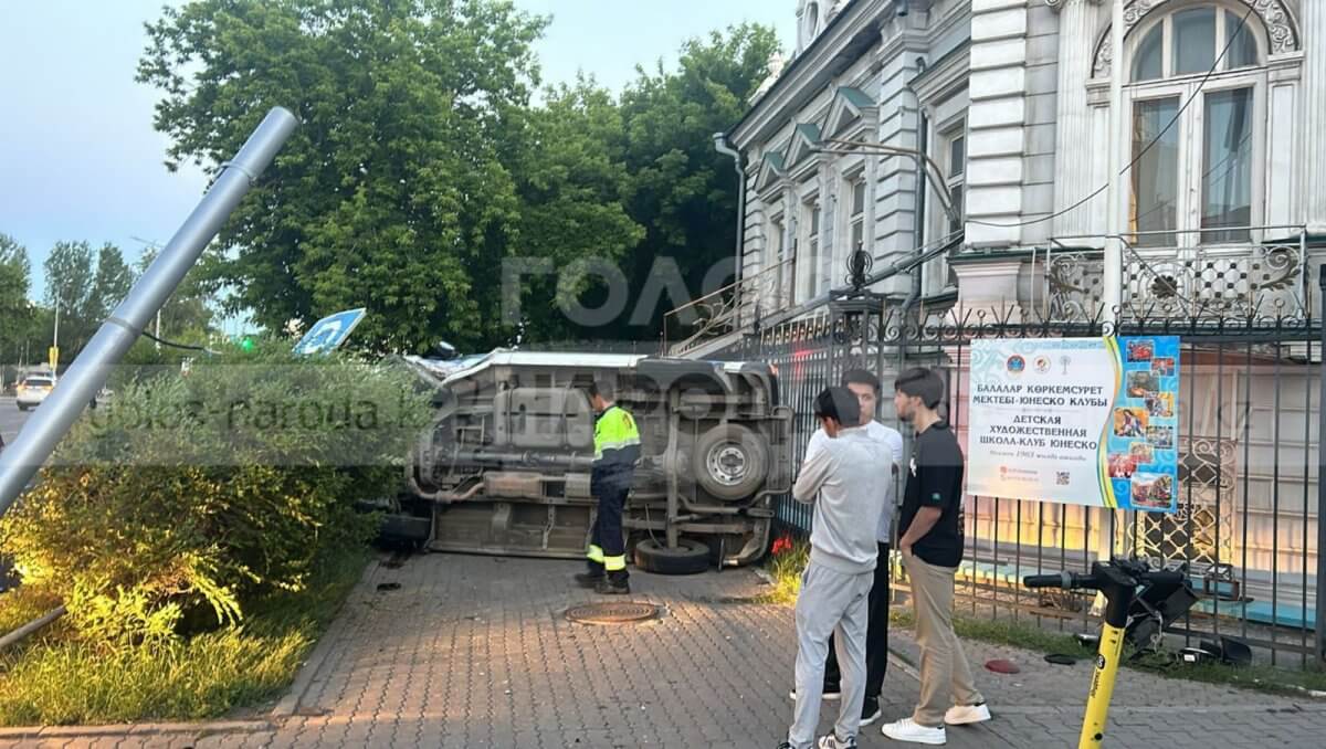 Полицейский фургон перевернулся после столкновения с легковушкой в Астане (ВИДЕО)