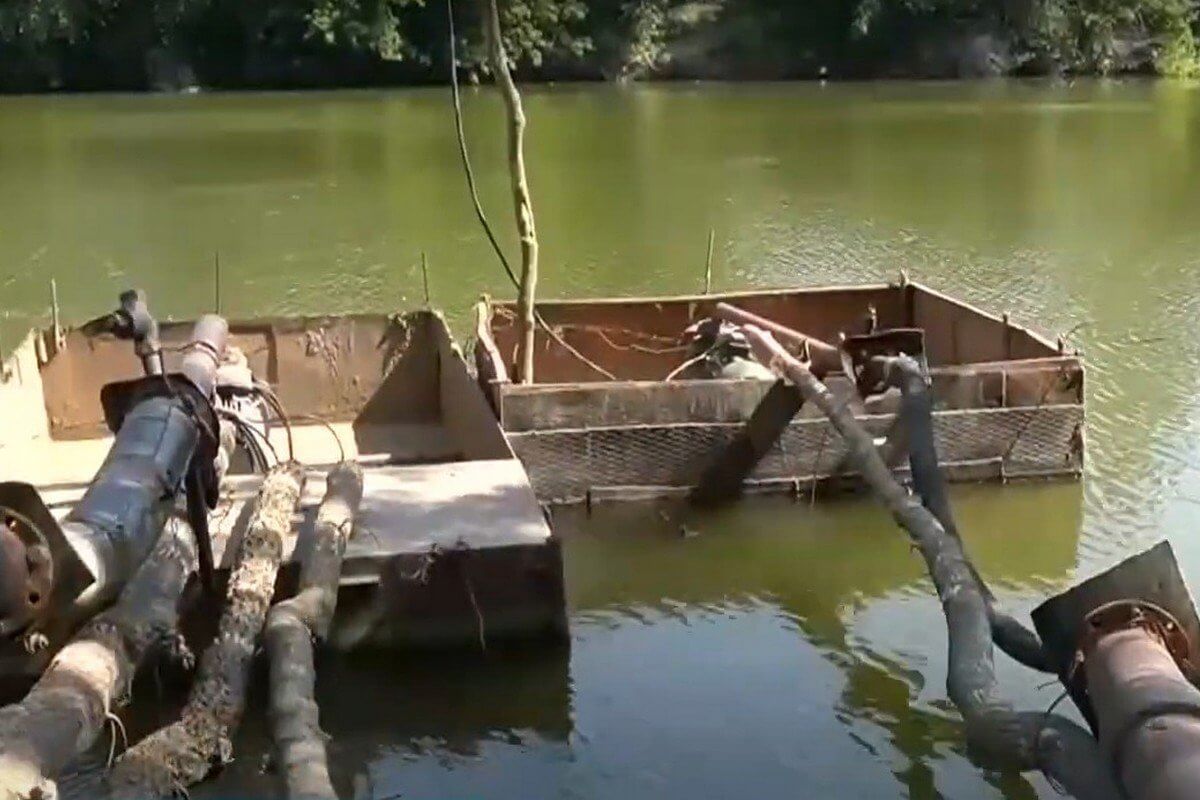 В Уральске мальчика во время купания затянуло в трубу насоса. Ребенок погиб