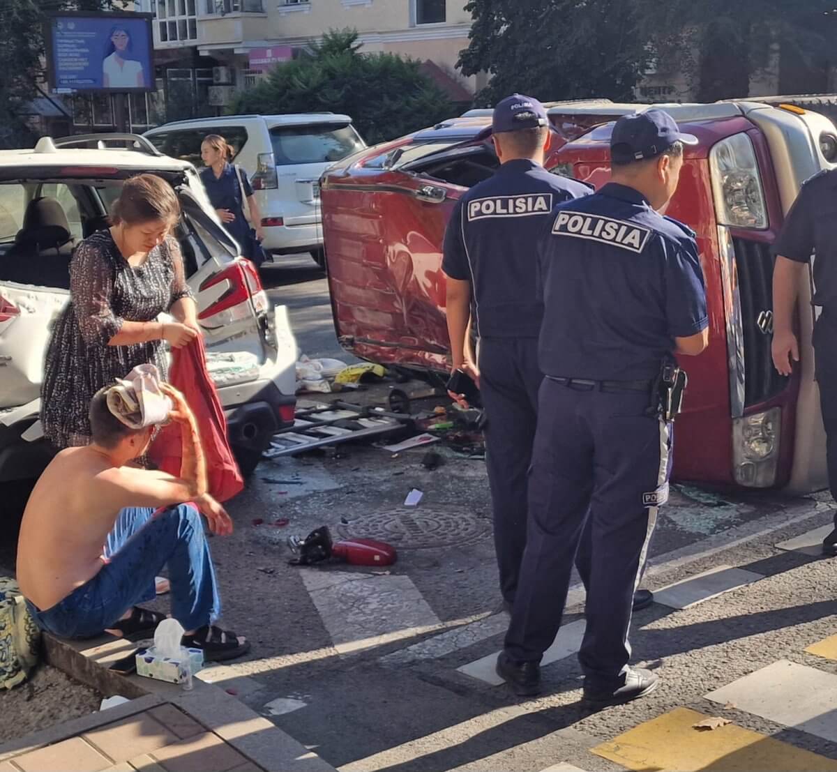 Полицейский автобус снес автомобиль на перекрестке в Алматы