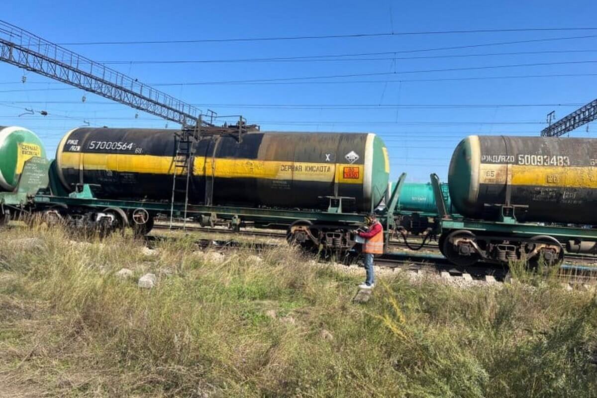 Утечку серной кислоты из цистерны грузового поезда ликвидировали в Астане