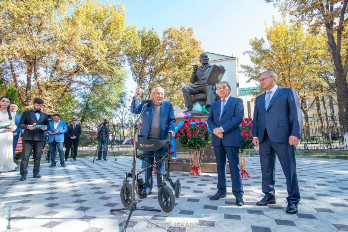 В Талдыкоргане открыли памятник Абылхану Кастееву