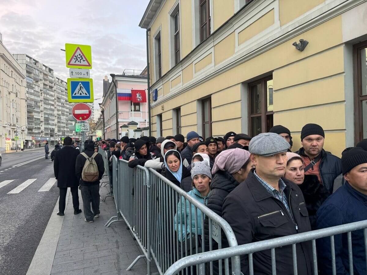 Огромную очередь засняли перед посольством Узбекистана в Москве (ВИДЕО)