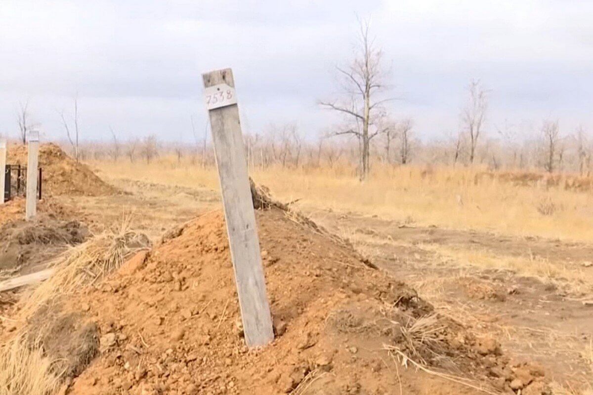 В Актобе полицейские захоронили умершего на кладбище для бомжей, не оповестив родных