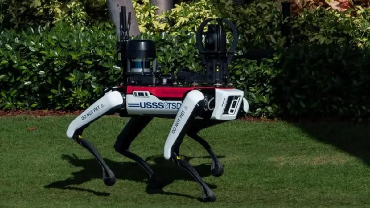 “Don’t pet the dog!” Boston Dynamics robot dogs began guarding Trump’s residence