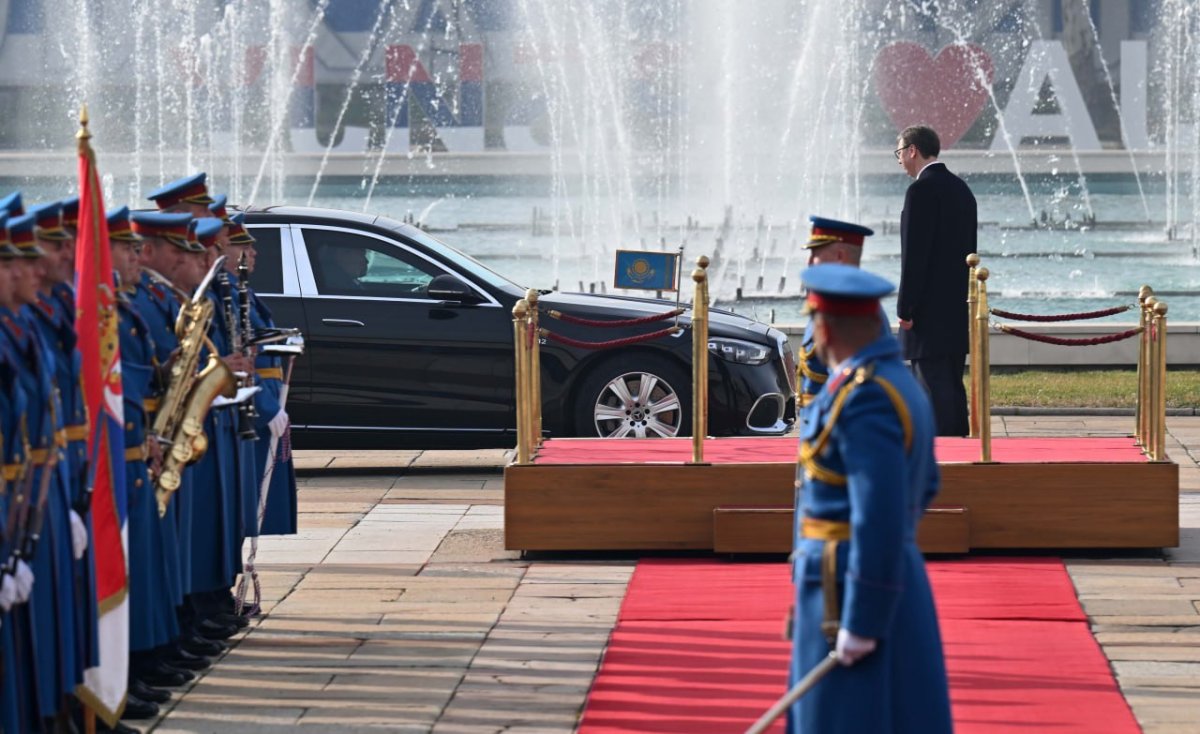 Президента Казахстана торжественно встретили перед дворцом Сербии