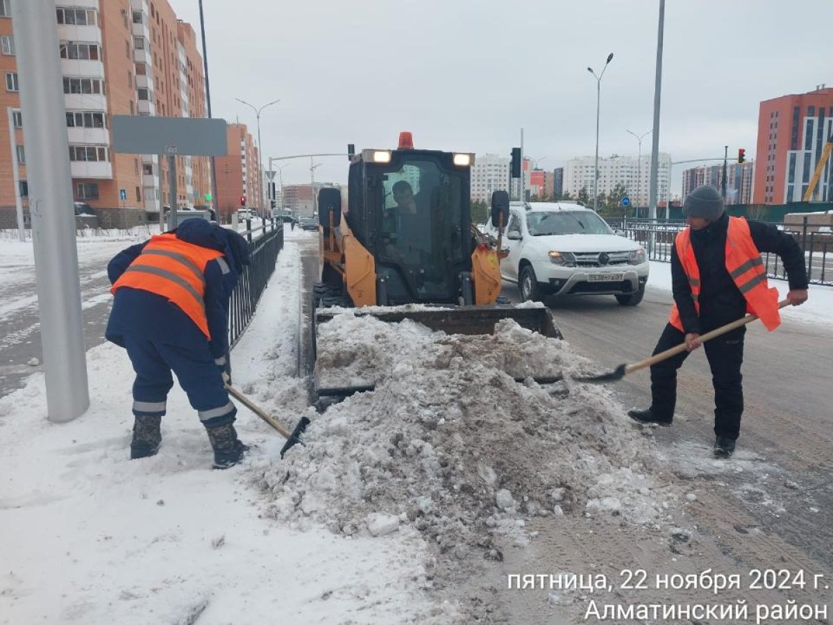 Столичные коммунальные продолжают круглосуточную работу по очистке дорог