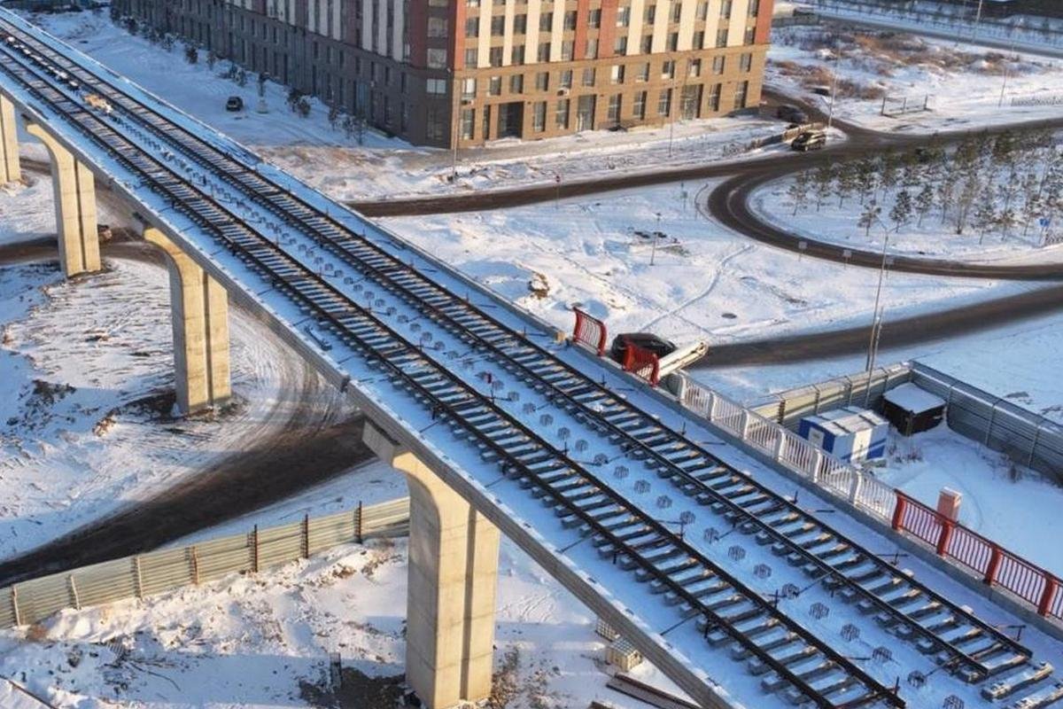 Первые полкилометра рельсов уложили на опытном участке LRT в Астане