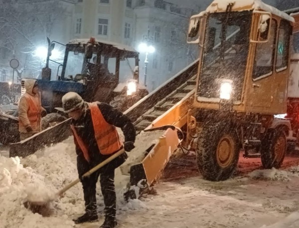 Алматы борется с последствиями небывалого снегопада (ФОТО)