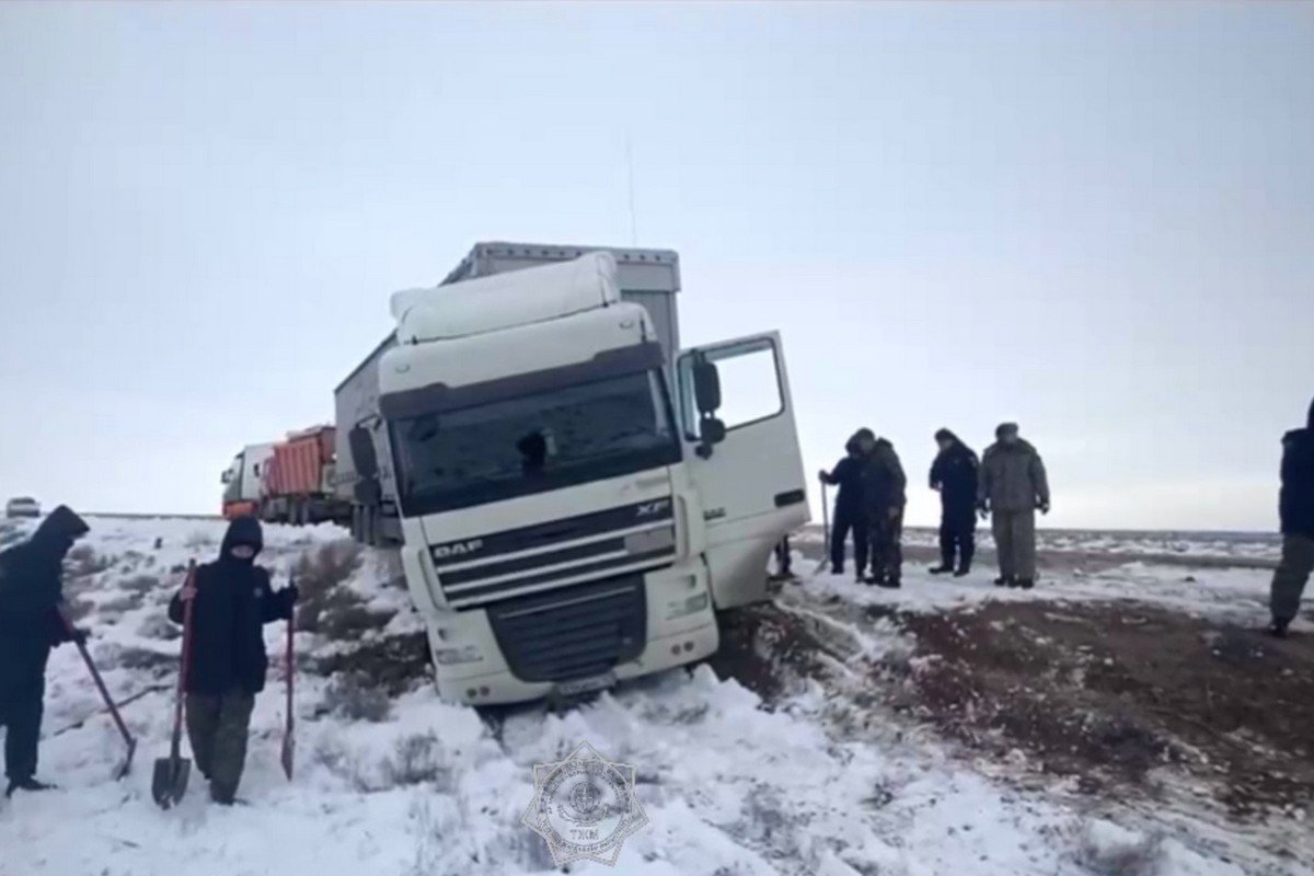 В Мангистауской области 29 грузовых фур застряли в снежном заносе на трассе